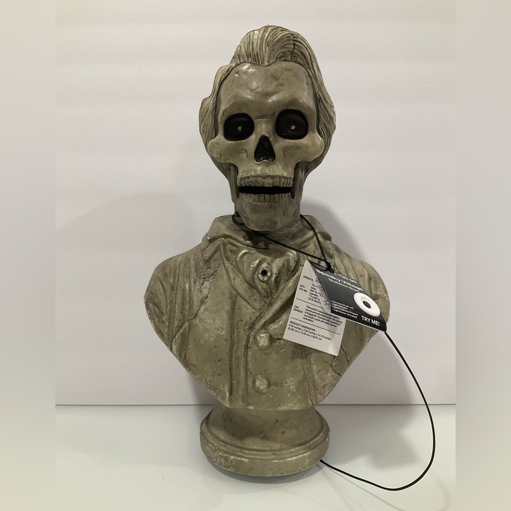 Spooky village Skeloton  bust